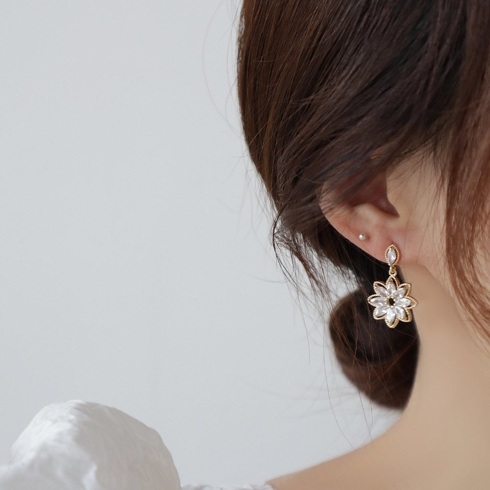 NEW 14K Gold Plated Diamond Snowflake Flower Earrings - Picture 2 of 4